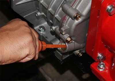 Проверка масла в картере мотоблока