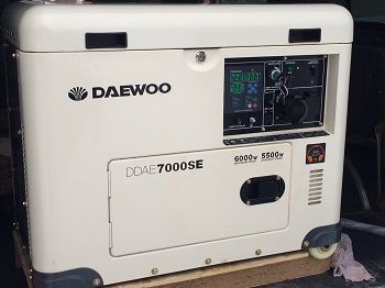 Бензогенератор в шумозащитном кожухе